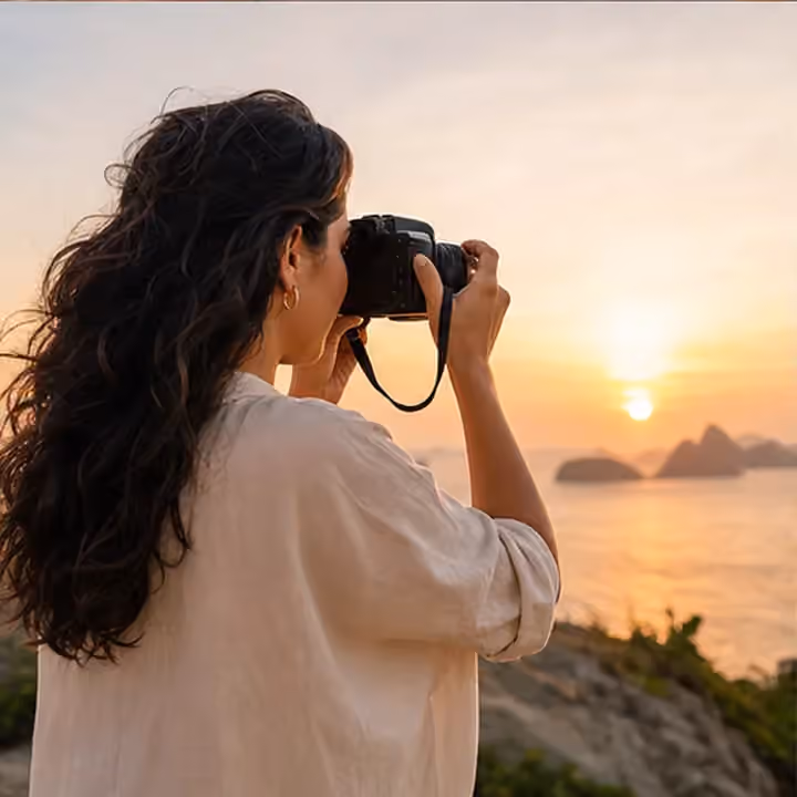 Criadora fotografando o pôr do sol