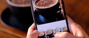 mulher postando vídeo no Instagram