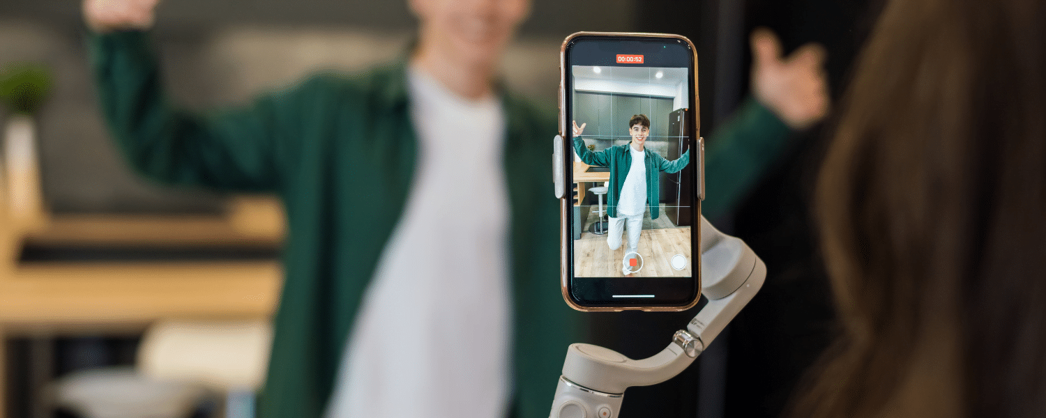 pessoa gravando vídeo dançando instagram